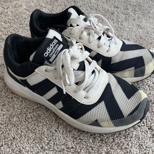 Adidas cloudfoam race black and white size 5Y